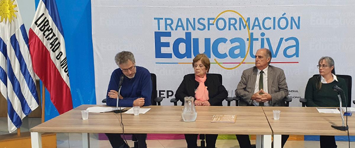 imagen mesa con autoridades